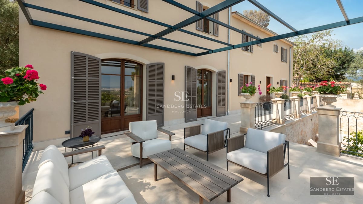 Exterior view of a modern villa with infinity pool, large windows and lush greenery. Minimalist architecture.