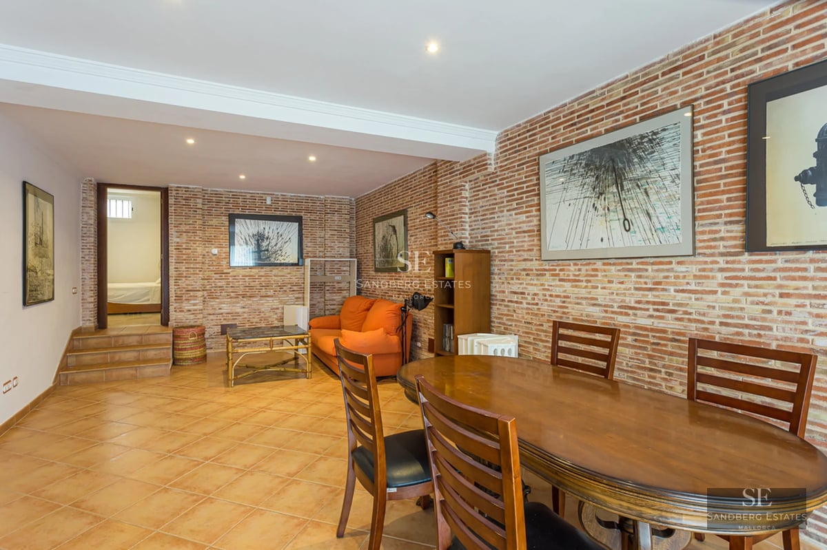 Image of an infinity pool with modern design, surrounded by greenery and with panoramic views.