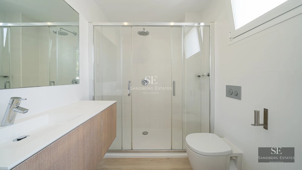 Exterior view of a modern house with infinity pool, lush garden and large terraces. Minimalist architecture and luxury finishes.