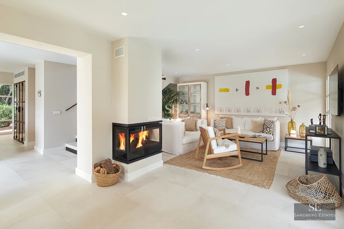 Spacious terrace with pool, sun loungers and landscaped garden. Unobstructed views and modern design. Ideal for outdoor relaxation.