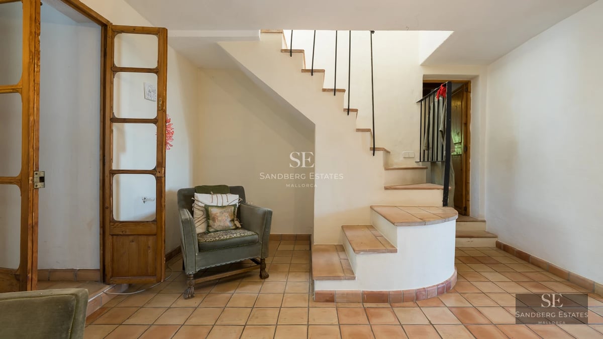 Bright living room with pool access. Large windows, modern design, neutral colors. Ideal for relaxation and entertainment.