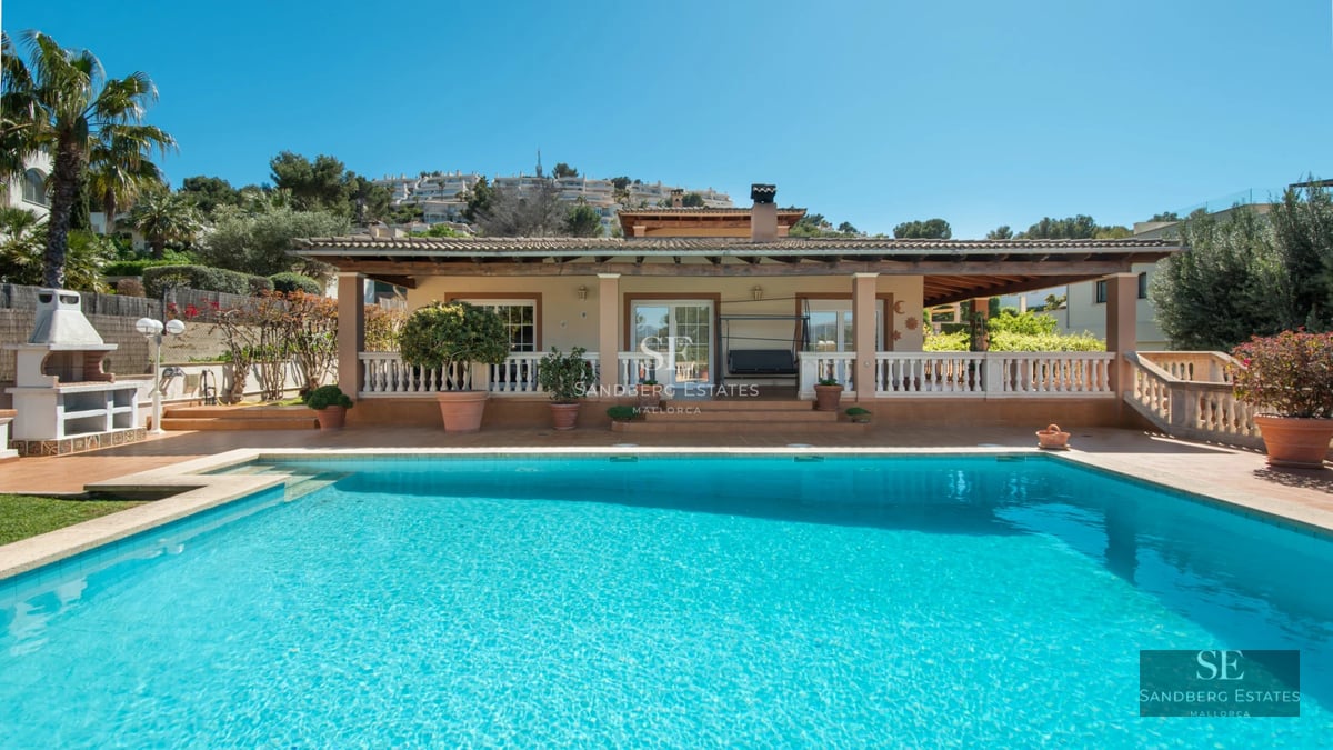 Spacious living room with floor-to-ceiling windows, sea view and balcony. Modern, bright design with luxury furniture. Ideal for living or investment.