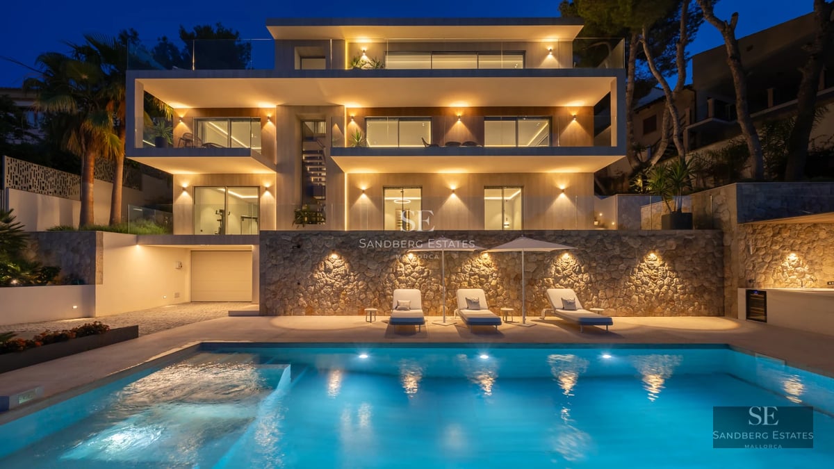 Spacious terrace with infinity pool, sun loungers and panoramic views. Modern design with natural materials and natural light.