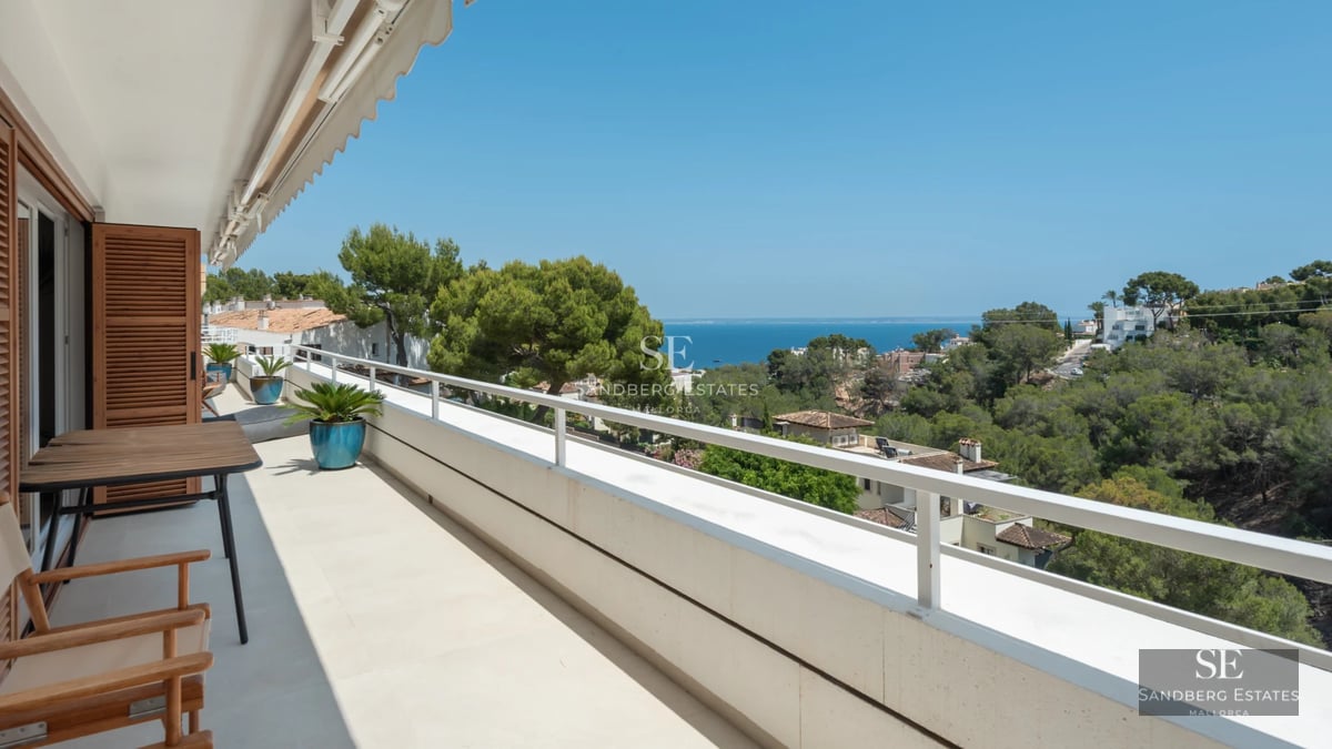 Exterior of a modern villa featuring an infinity pool, expansive windows, terrace, and lush garden. Contemporary design.