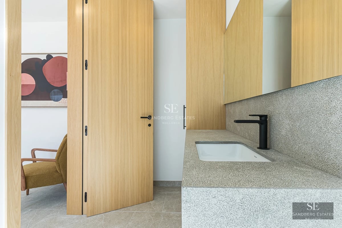 Extérieur de villa moderne avec piscine à débordement, entourée d'un jardin et d'une architecture minimaliste. Design élégant et vue panoramique.