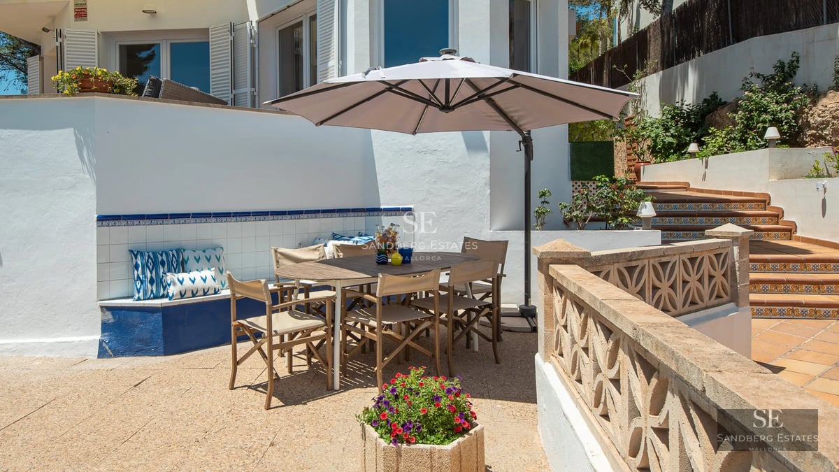 Spacious balcony with sea views. Modern and elegant furniture. Glass railing maximizing the panoramic view. Ideal place for relaxation.