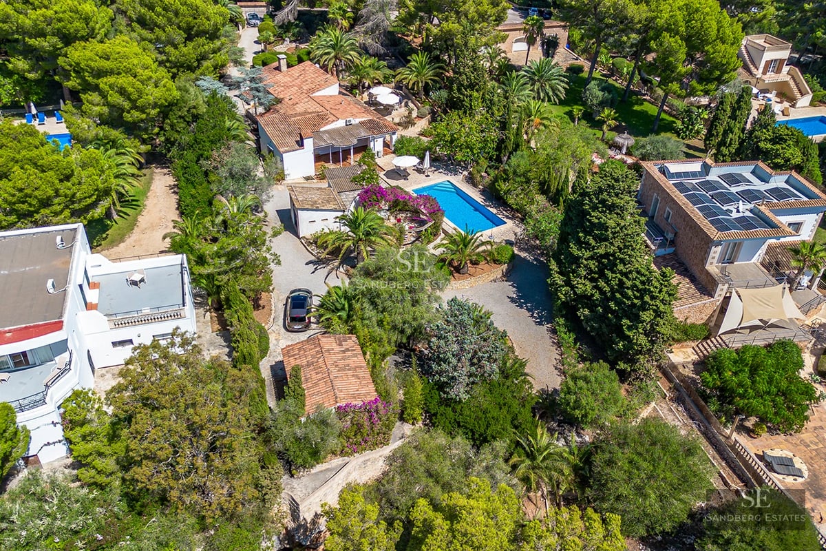 Spacious terrace with sea view, infinity pool and modern furniture. Elegant and minimalist architectural design.