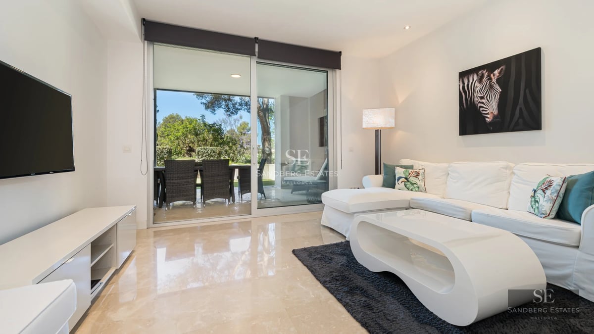 View of a modern pool with sun loungers and lush vegetation. Minimalist and relaxing design. Ideal for rest and relaxation.