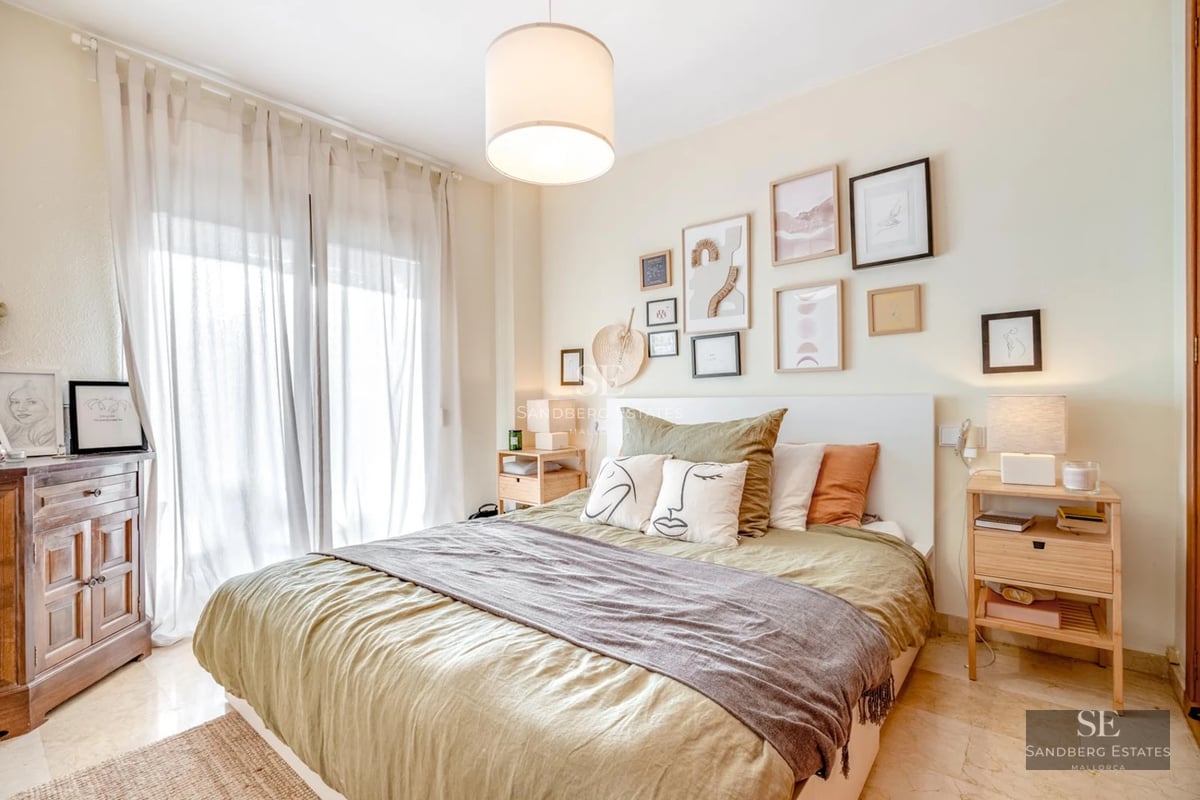 Vue panoramique d'une villa moderne avec piscine à débordement, grandes terrasses et design minimaliste. Éclairage naturel et palette de couleurs neutres.