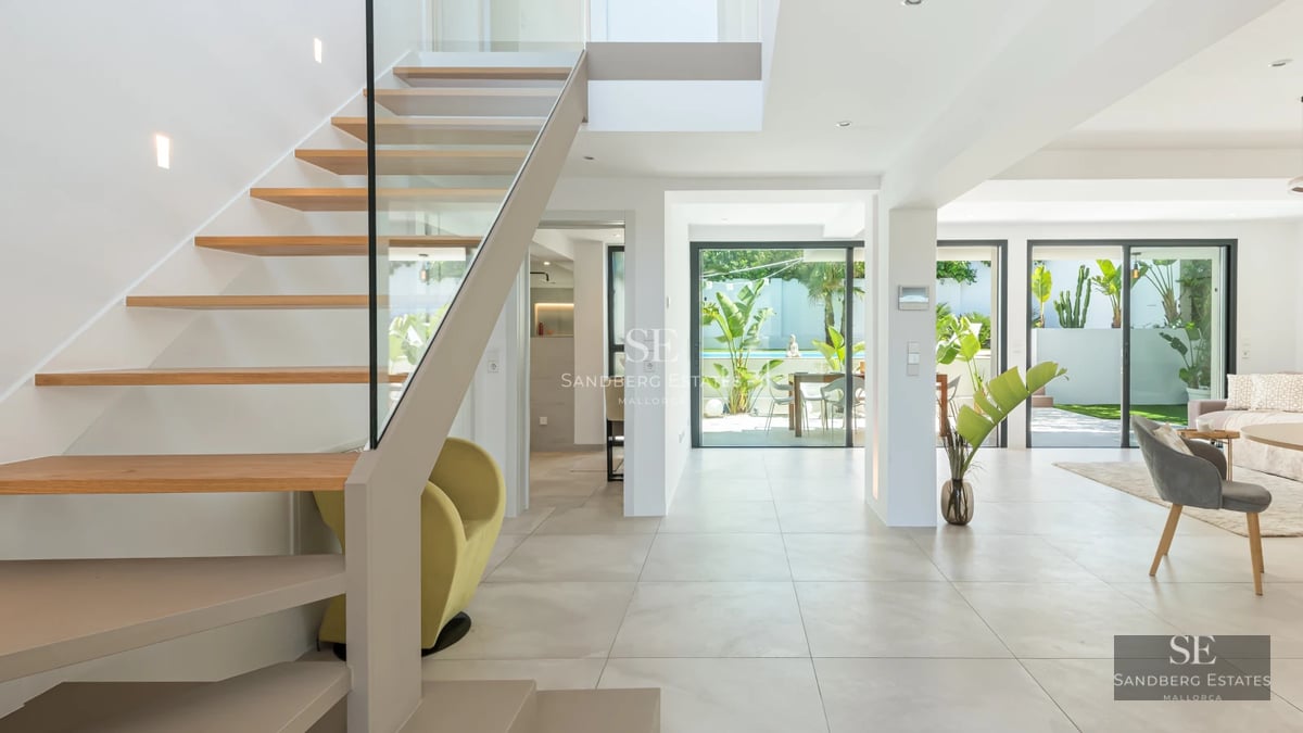 Exterior view of a modern villa with infinity pool, expansive terraces and minimalist architectural design. Lush garden.