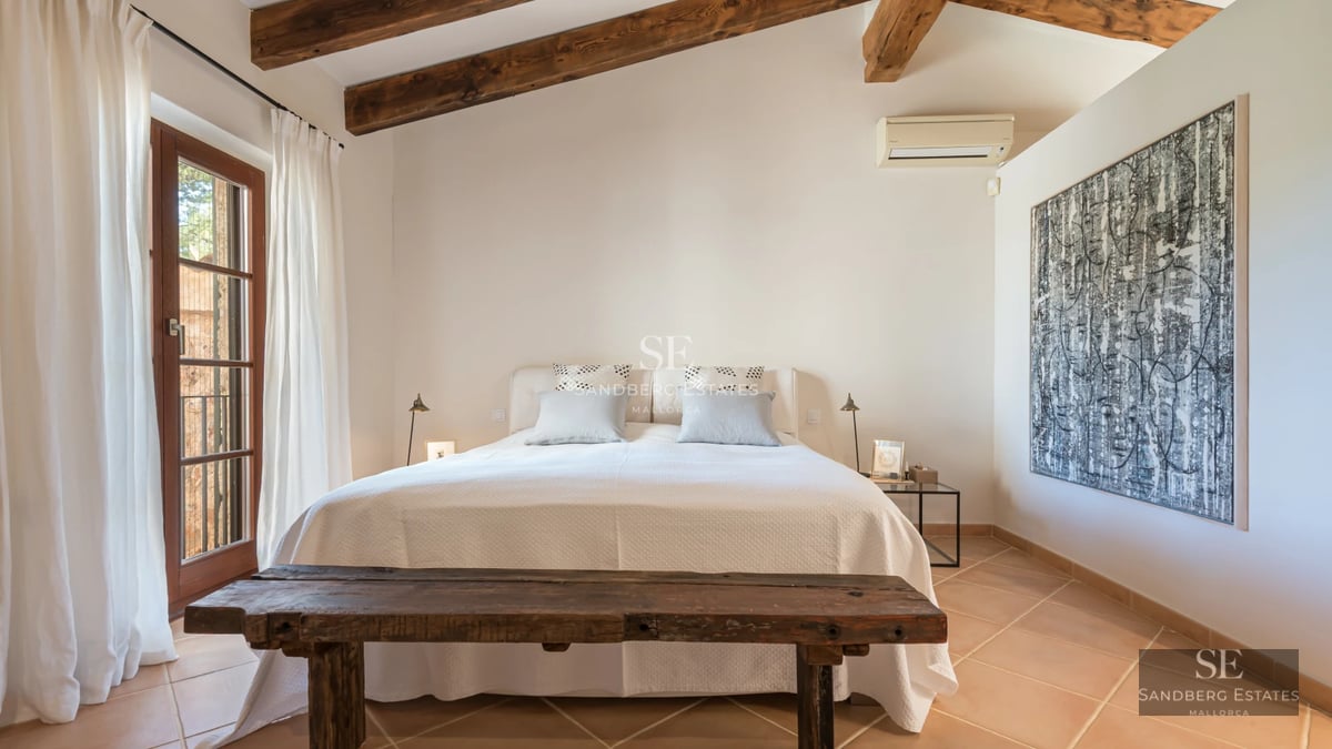 Panoramic view of a modern house with infinity pool, lush greenery, and large windows. Contemporary and minimalist design.