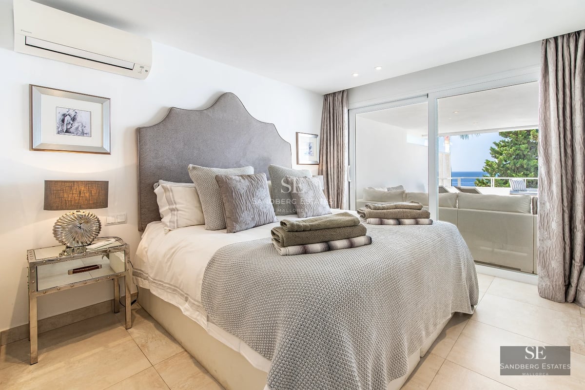 Exterior view of a modern villa with infinity pool. Large windows, minimalist design, lush gardens, and high-quality materials.