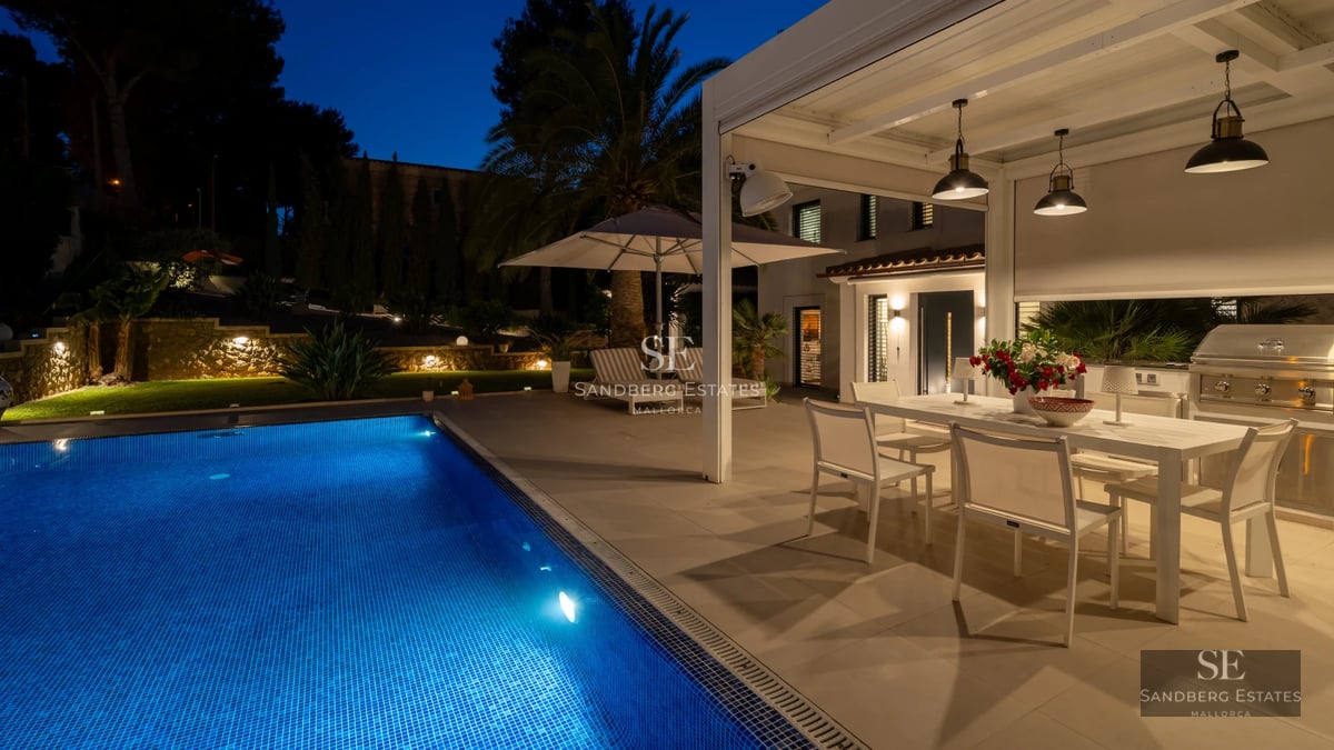 Spacious terrace with infinity pool, sea view, modern furniture, and minimalist architecture. Elegant and luxurious design.