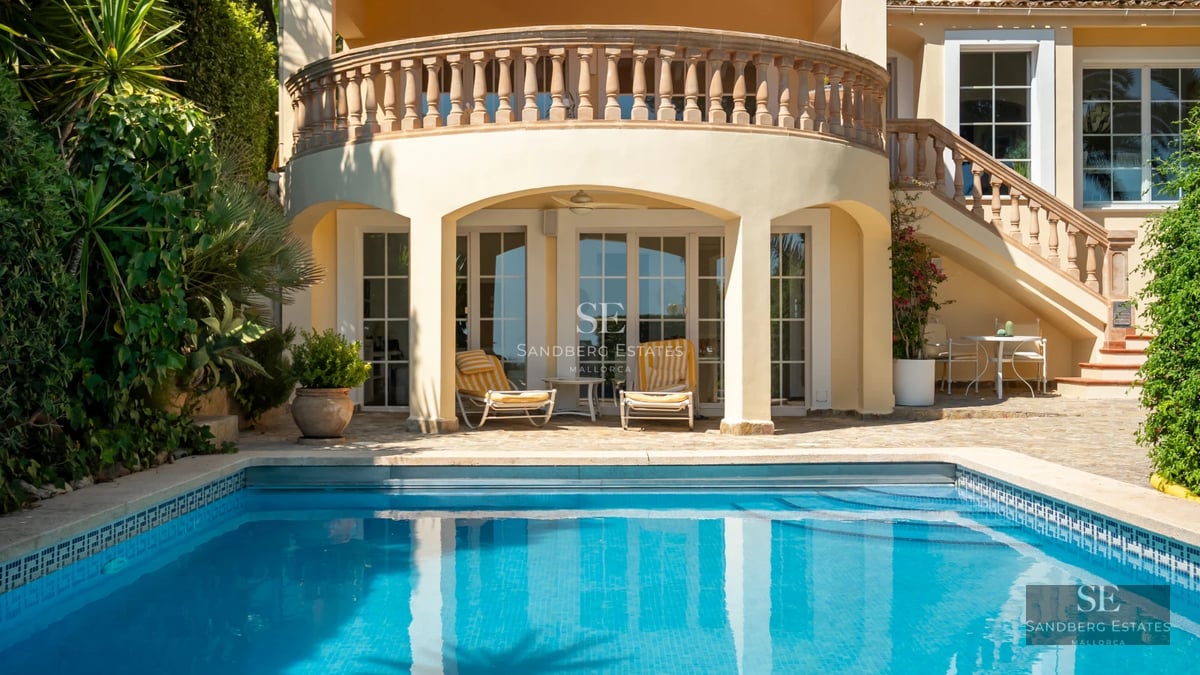 Exterior view of a modern villa featuring an infinity pool, landscaped gardens, and minimalist architectural design. Ideal for relaxation and luxury.