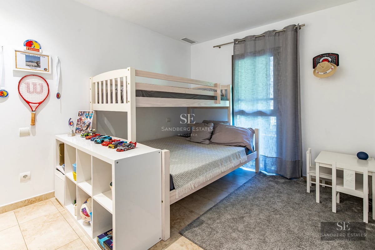 View of a luxurious modern villa with infinity pool, garden, and minimalist design. Large windows and sunny terraces.