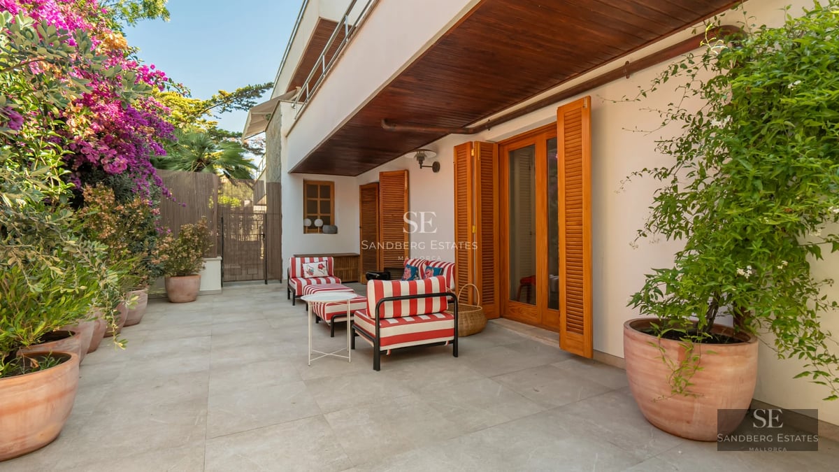 Spacious balcony with panoramic sea views. Modern design with glass railing and wood flooring. Ideal space for relaxation.