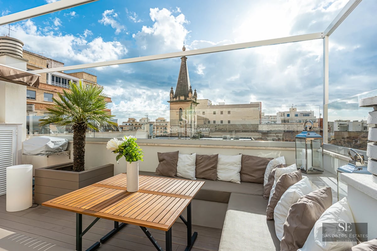 Panoramic view of a luxurious villa featuring an infinity pool, lush green lawn, modern design, and expansive windows. Ideal investment.