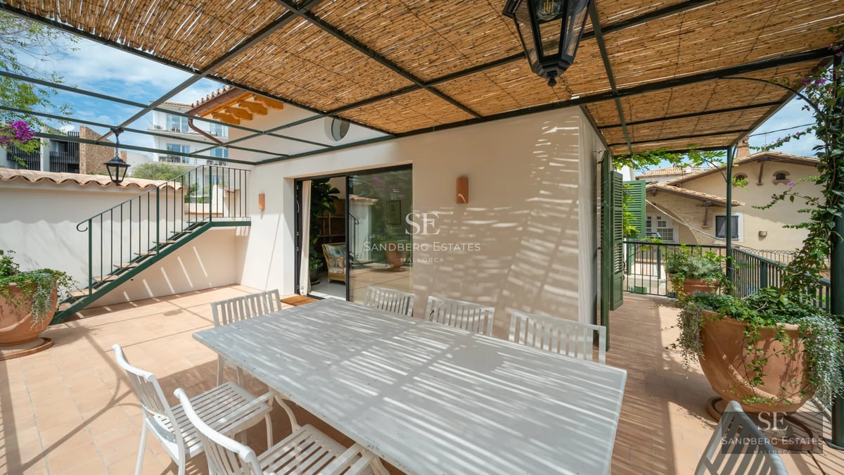 Spacious living room with large windows overlooking the sea. Modern design, abundant natural light, and spacious balcony. High-end furniture and finishes.