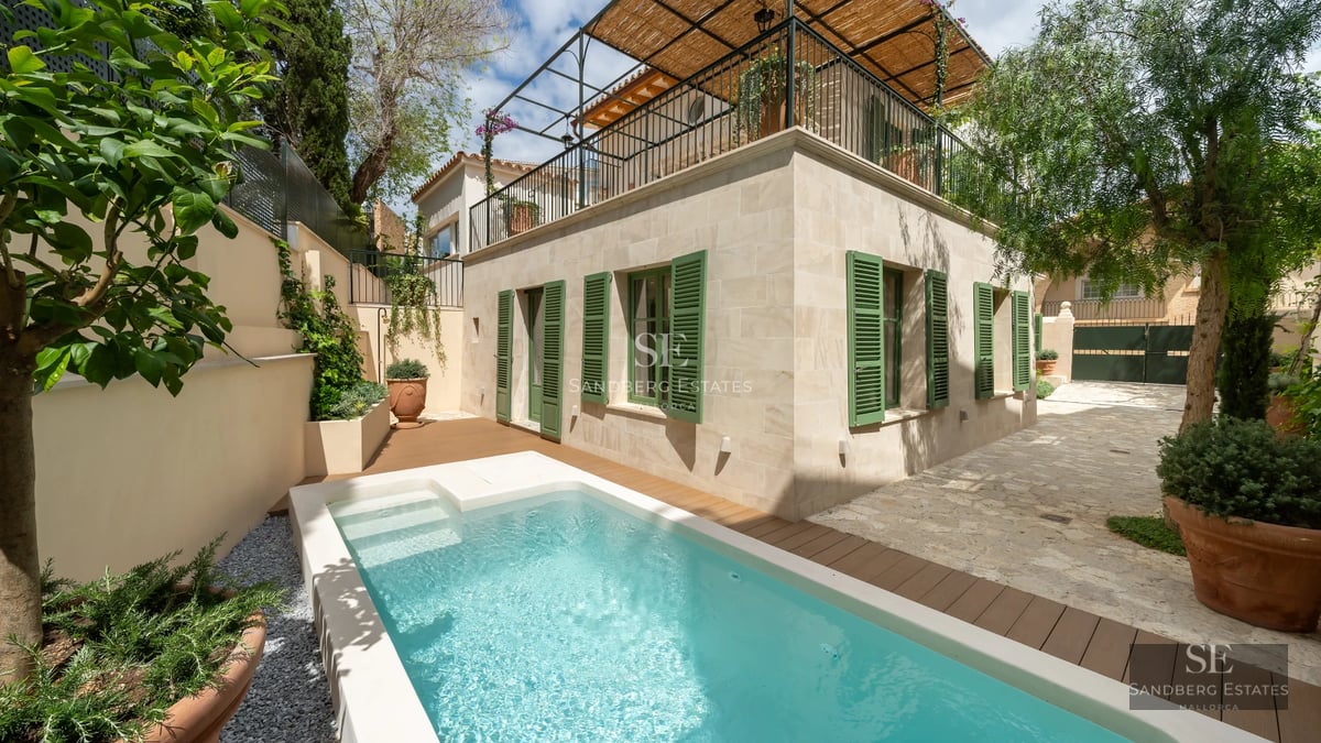 Expansive terrace with infinity pool, sun loungers, and panoramic sea views. Modern and minimalist design. Ambient lighting.