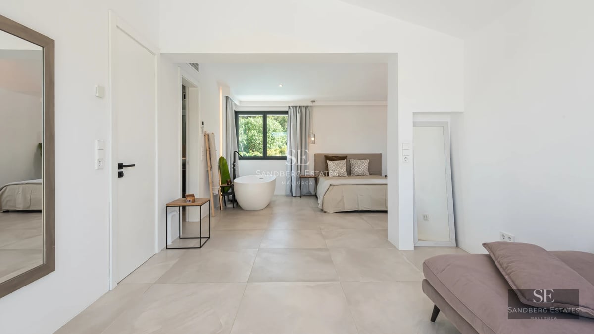 View of infinity pool surrounded by green garden and modern design. Minimalist architecture with large windows.
