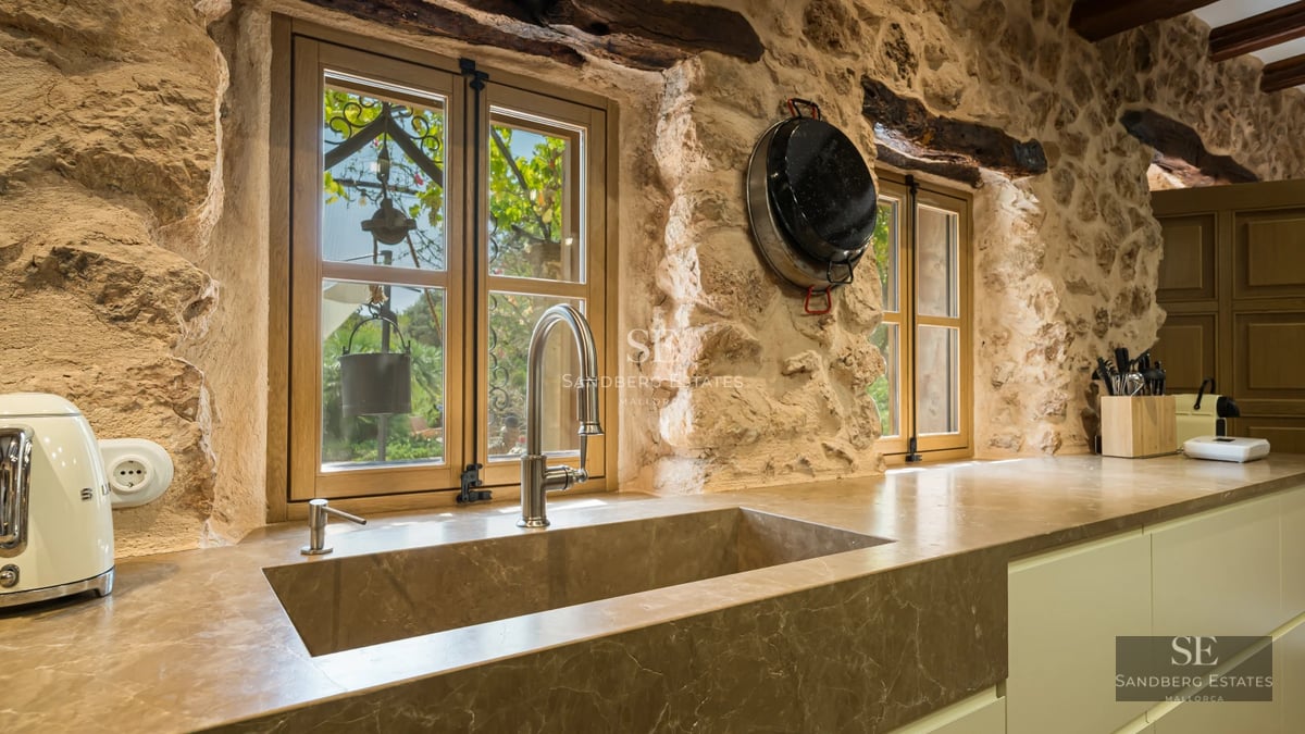 Exterior view of a modern house featuring a pool, garden, and large windows providing brightness and a clean architectural design.