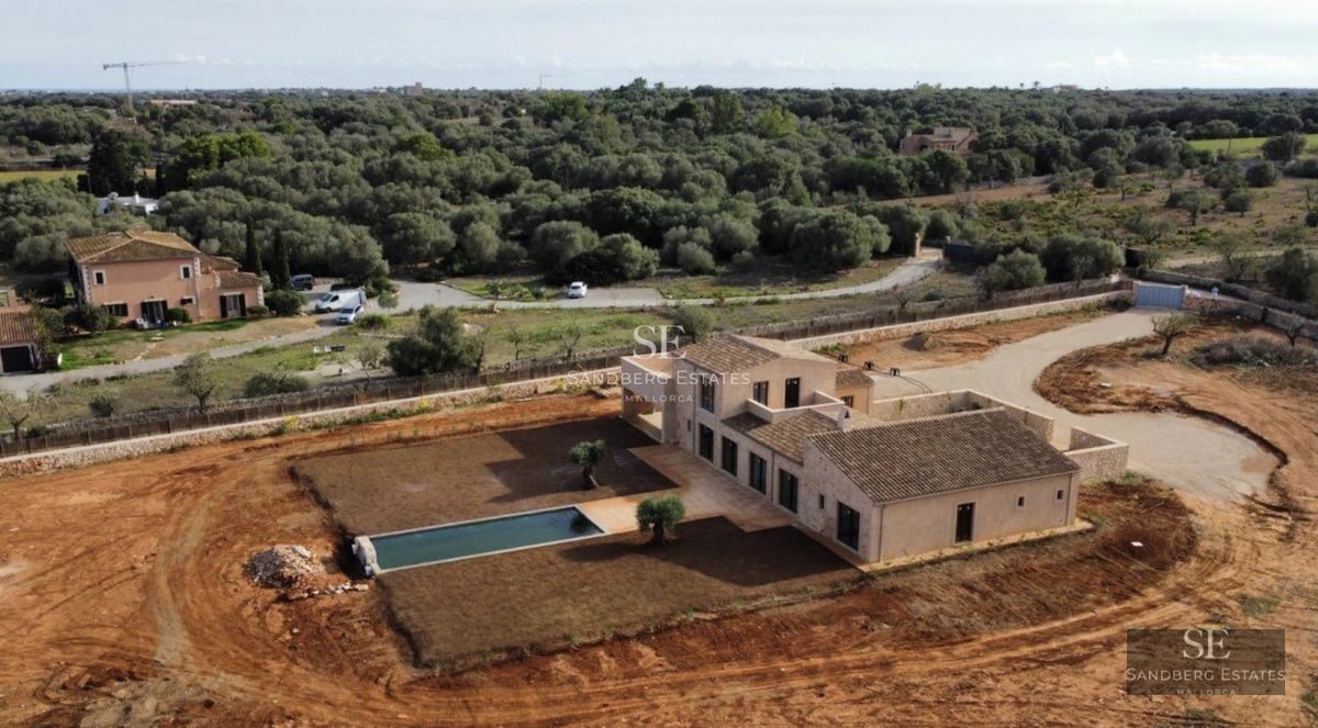 Spacious balcony with panoramic sea views. Modern design with glass railings and minimalist furniture. Luxurious and relaxing atmosphere.