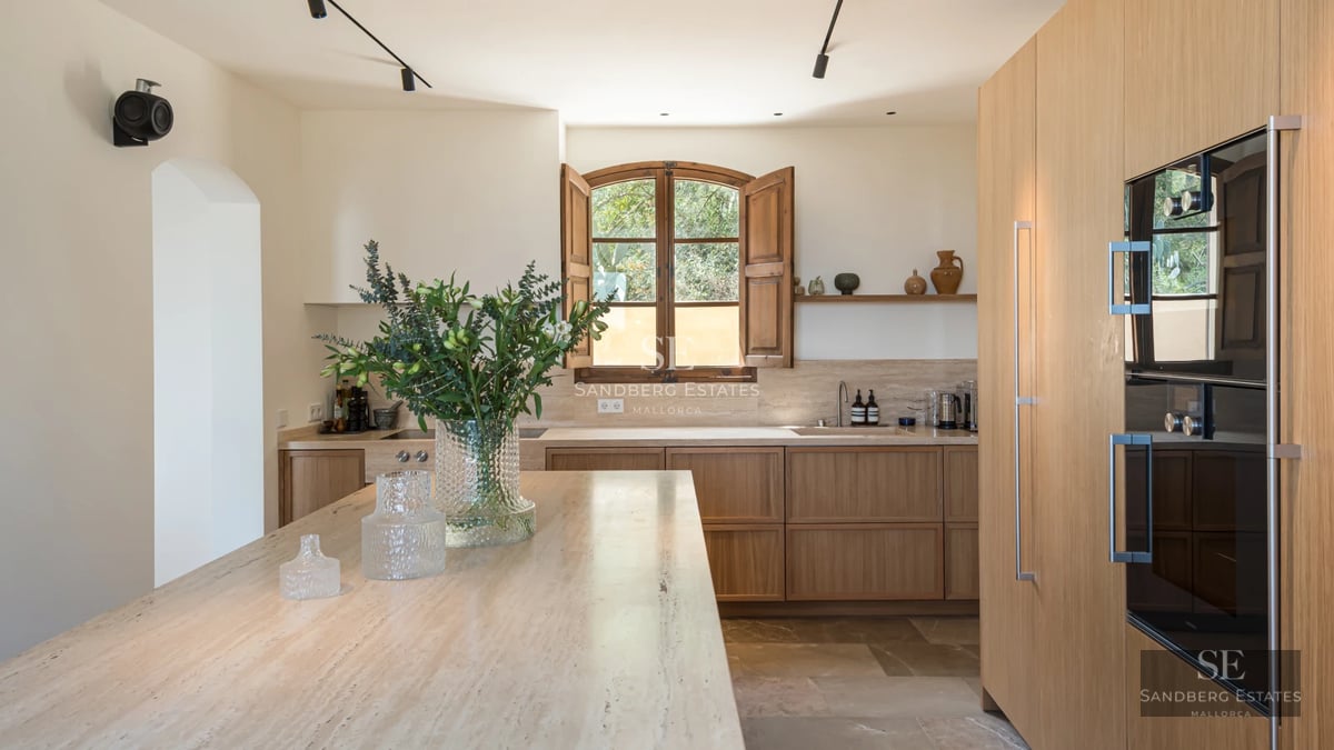Aerial view of a modern villa featuring an infinity pool, lush garden, and minimalist architectural design. Bright and spacious.