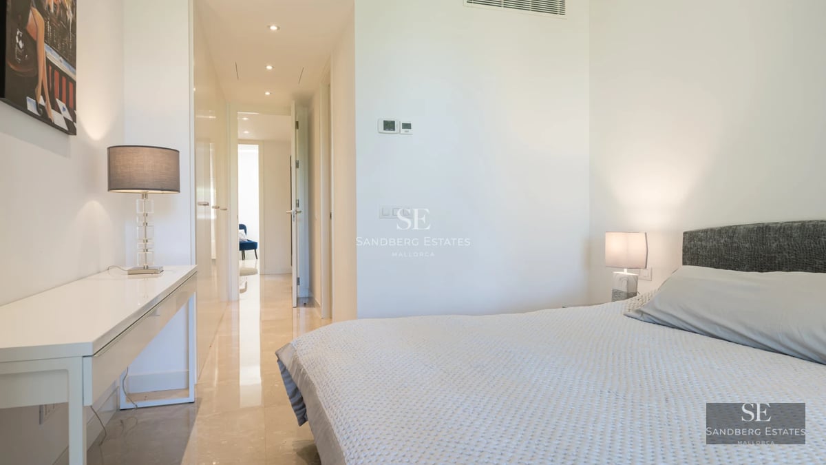 View of modern villa with reflecting pool. Minimalist design, large garden, green lawn. Sleek architecture with large windows.