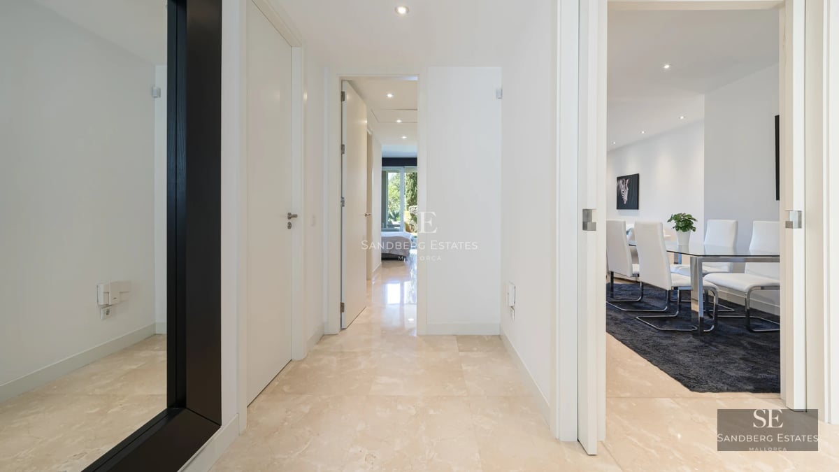 View of a modern villa with an infinity pool. Minimalist design, large windows, terrace with stunning views. Luxury and comfort.