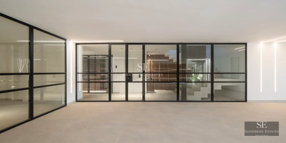 Exterior view of a modern villa featuring an infinity pool, large windows, and lush garden. Minimalist architecture and elegant landscaping.
