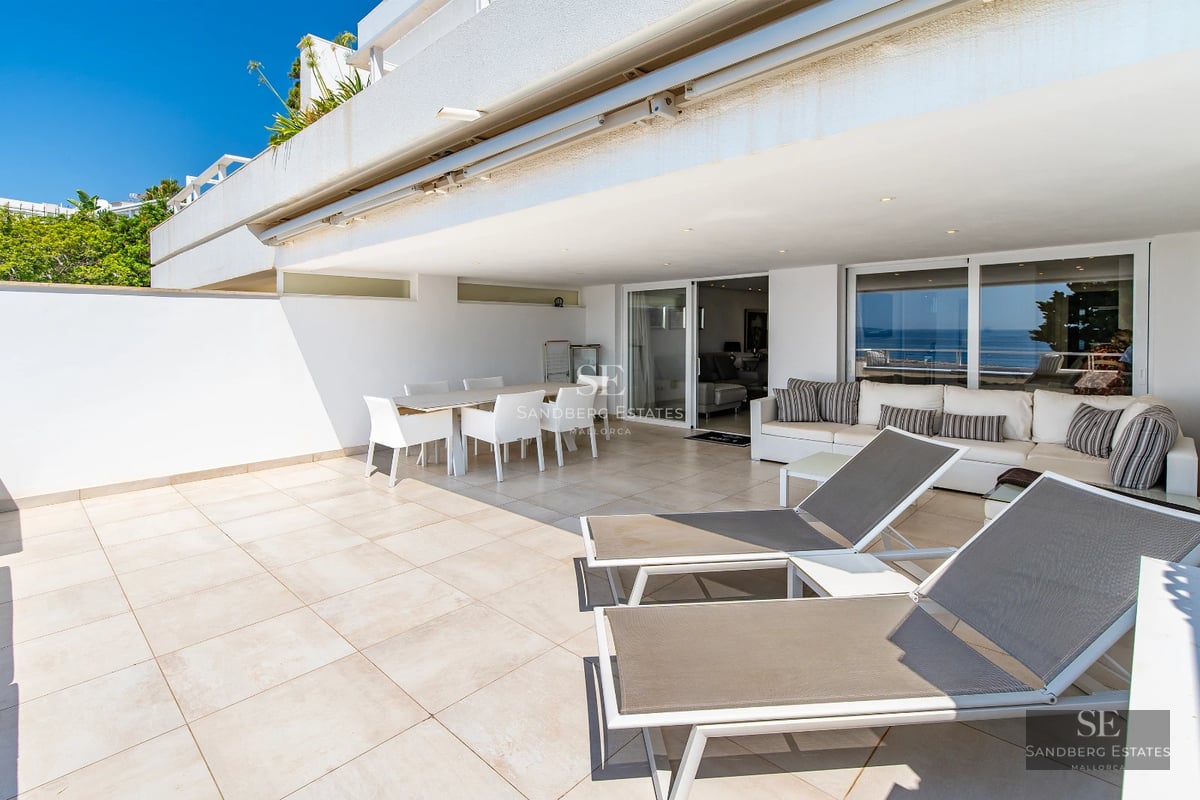 Stunning infinity pool with panoramic views, surrounded by lush greenery. Modern and elegant design with high-quality finishes.