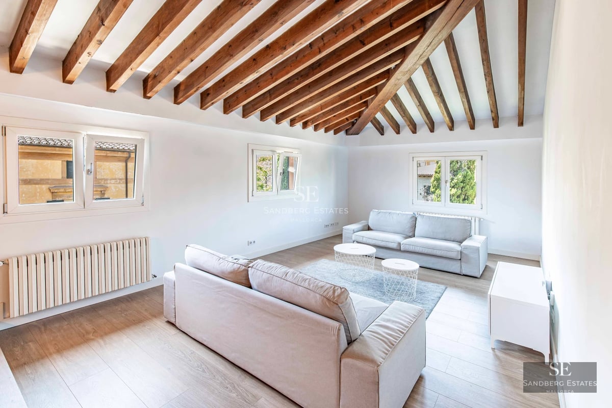 Bright living room with large windows, modern furniture, and access to a terrace. Panoramic views. Minimalist decoration.