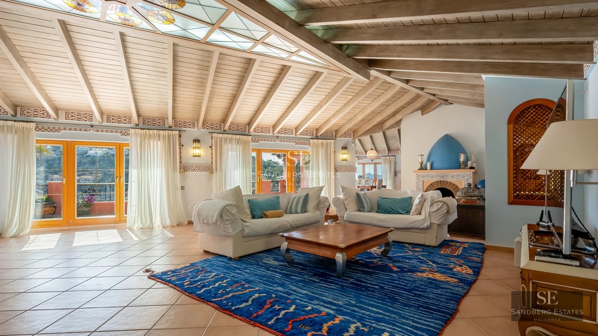 View of a modern villa with an infinity pool, manicured garden, and minimalist architecture. Ideal for investment or luxury living.