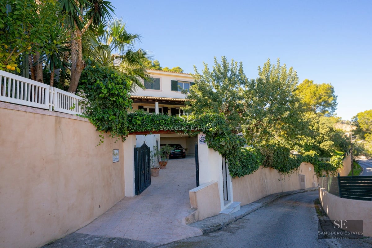 View of a modern house with pool and garden. Elegant design with large windows and high-quality finishes.
