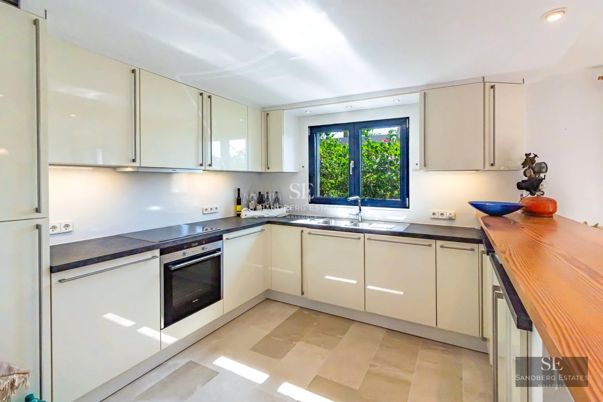 Modern facade with pool, garden, and large windows. Minimalist architecture with clean lines and elegant design.