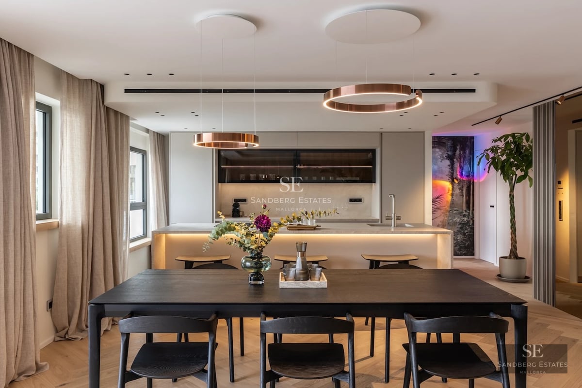 Exterior view of modern villa with infinity pool. Clean architectural design, large windows, and lush landscaping.