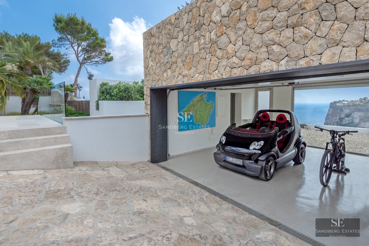 Spacious terrace with infinity pool, panoramic views. Modern design with elegant furniture and high-quality finishes.