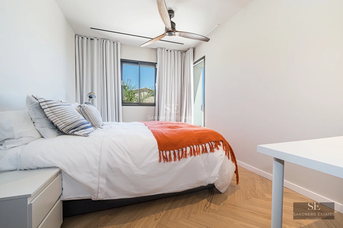 Penthouse moderne avec grandes baies vitrées, terrasse avec piscine et vues spectaculaires. Design minimaliste et élégant avec finitions de haute qualité.