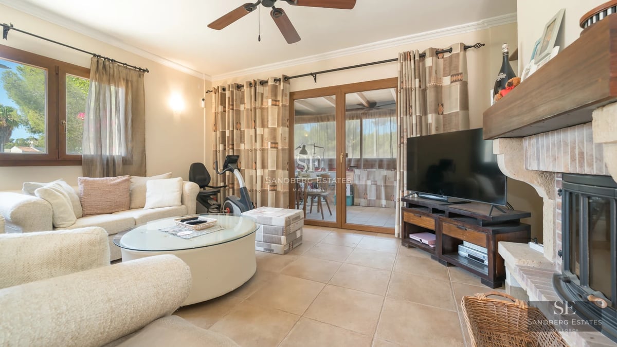 Image of a luxurious pool surrounded by a modern villa with large glass windows and a manicured garden. Minimalist architecture and lush vegetation.