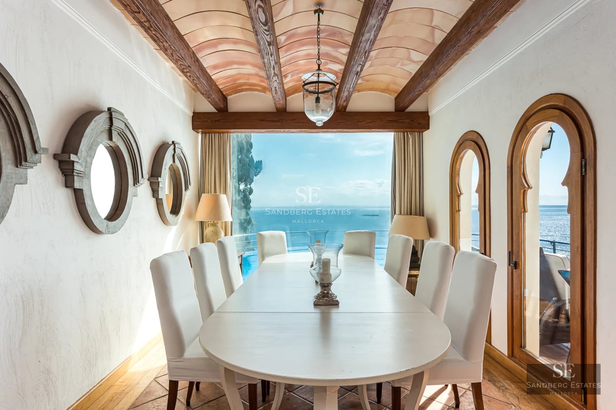 Vue extérieure d'une villa moderne avec piscine, transats et grand jardin. Design minimaliste avec de grandes fenêtres et lumière naturelle.