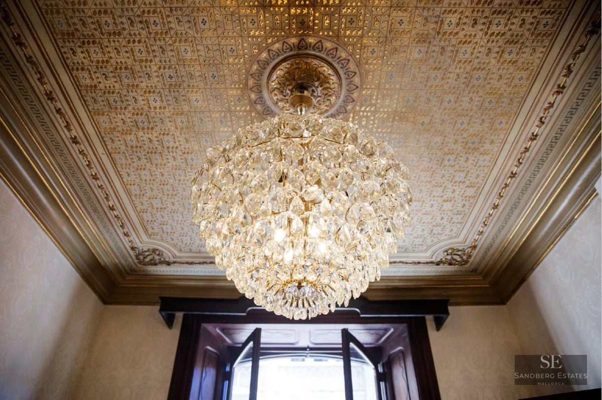 Minimalist terrace with infinity pool and panoramic sea view. Modern design, clean lines, elegant furniture. Abundant natural light.