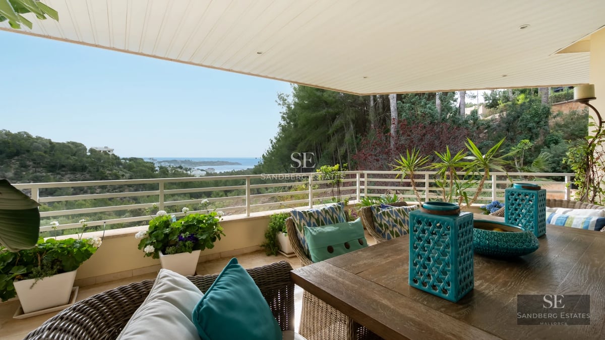 Exterior view of a modern villa featuring an infinity pool, large windows, and lush garden. Minimalist architecture and high-end finishes.