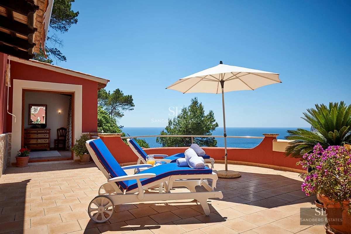 View of pool with terrace, sun loungers, and lush vegetation. Modern architecture with large windows and high-quality finishes.