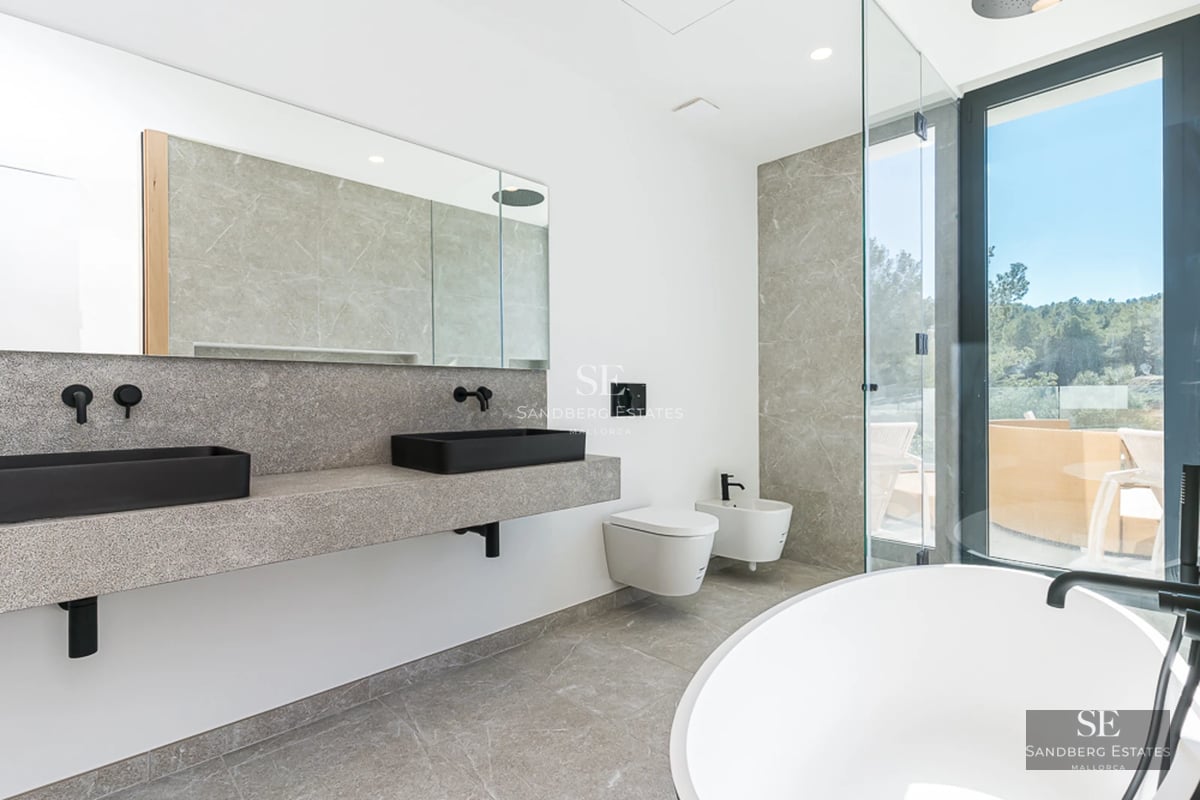 Vue extérieure d'une villa moderne avec piscine à débordement, jardin soigné, architecture minimaliste et grandes fenêtres. Design élégant.