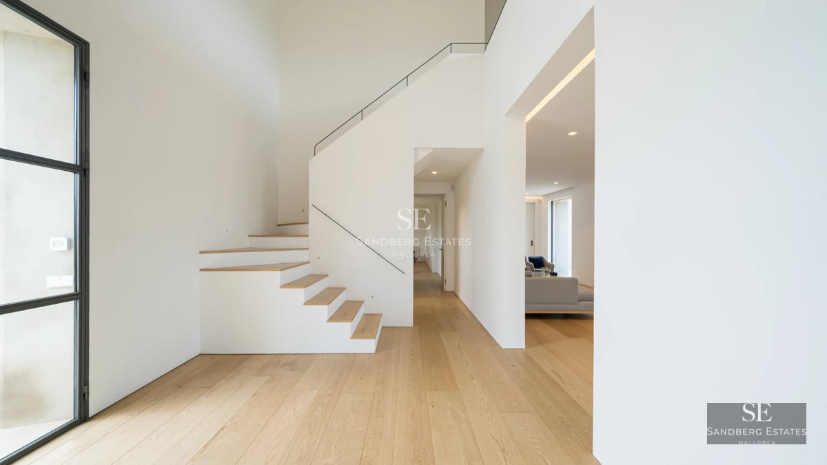 Spacious living room with balcony and panoramic sea views. Large windows, wooden floors, and modern design. Bright and elegant.