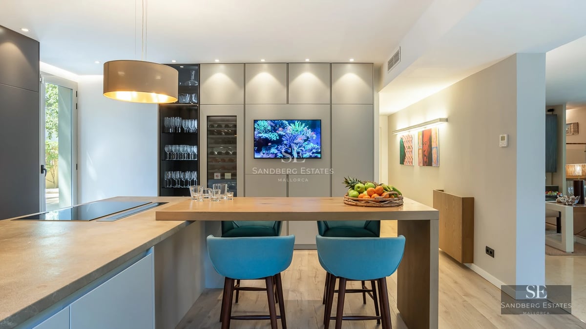 Exterior view of a modern villa featuring an infinity pool. Minimalist architecture, large windows, and lush garden.