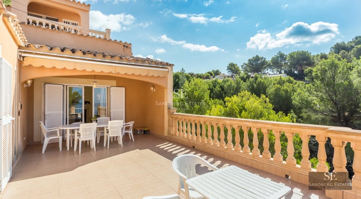 Image of a modern villa with pool, lush garden, and sunny terrace. Contemporary architecture, ideal for enjoying the outdoors.
