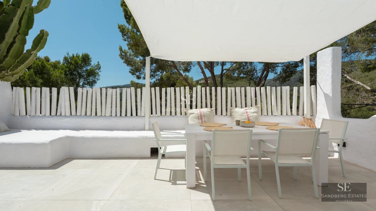 Luxurious exterior with infinity pool, terrace with sun loungers, garden and panoramic views. Modern architecture with large windows.