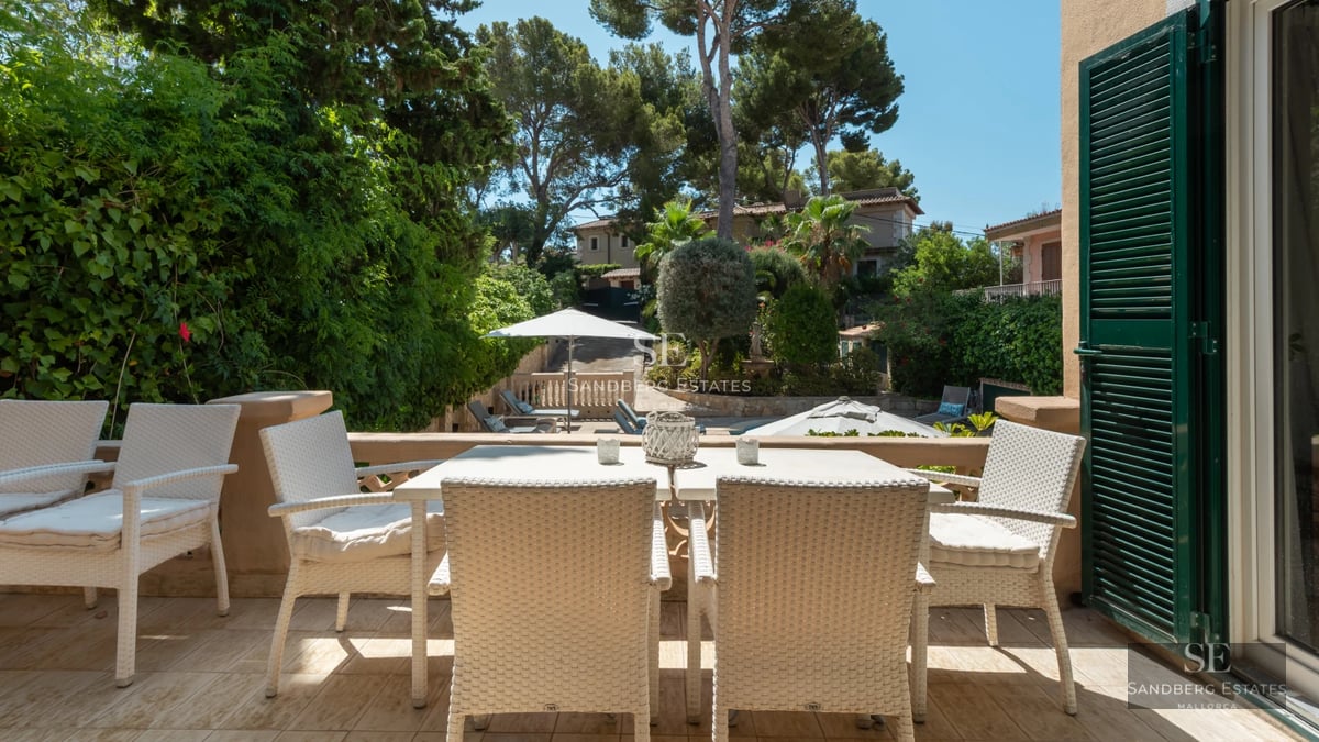 Spacious terrace with pool, sun loungers and garden views. Modern and elegant design. Ideal for relaxation and entertaining.