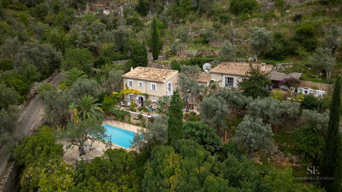 Spacious balcony with panoramic sea views, modern and elegant furniture, ideal for relaxing and enjoying the scenery.